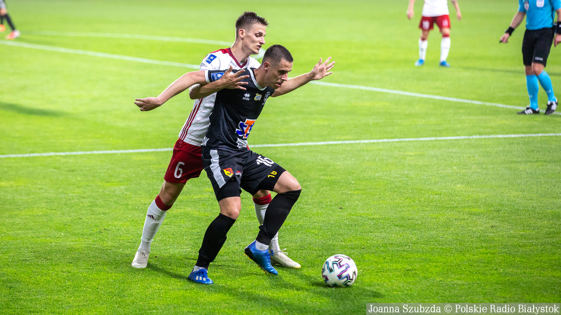 Jagiellonia Białystok pewnie wygrywa w Łodzi i zapewnia sobie miejsce w pierwszej ósemce tabeli [zdjęcia]