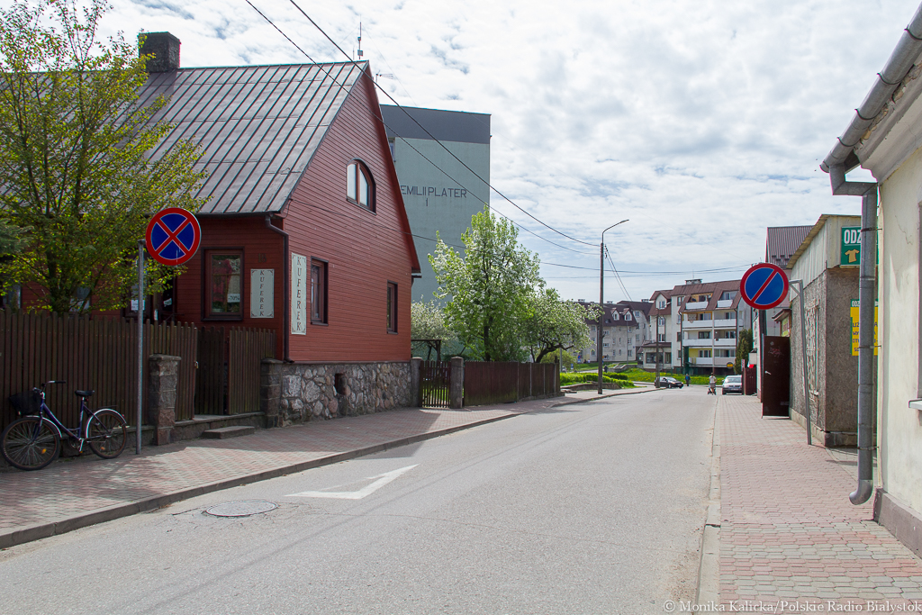 Sejny. Mieszkający przy ulicy Konopnickiej ludzie mają problemy ze ściekami