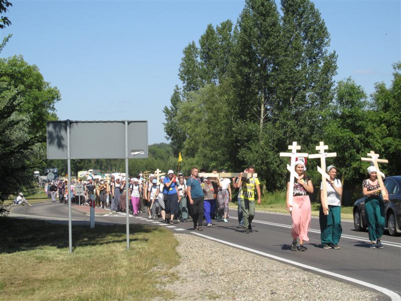 Pierwsze grupy pieszych pielgrzymów wędrują na Górę Grabarkę