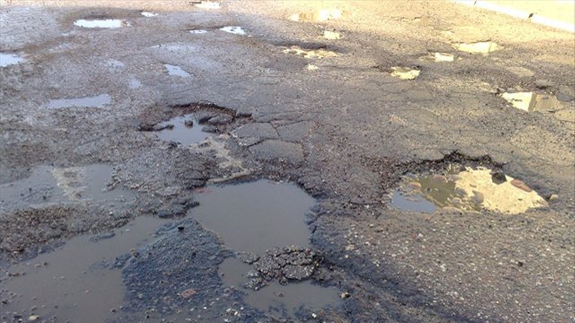 Łomżyńscy urzędnicy zachęcają do informowania o dziurach na ulicach i zalegających w mieście śmieciach