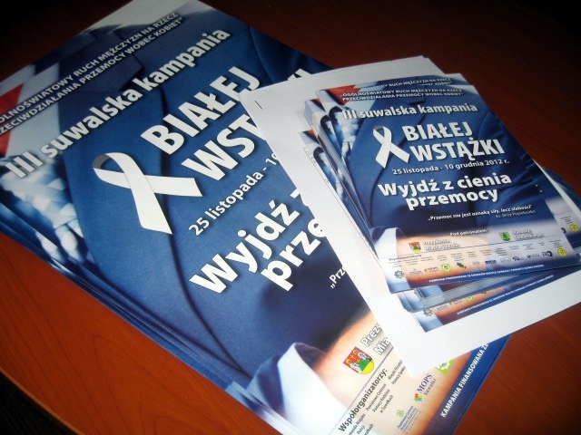 Przeciwko przemocy wobec kobiet - kampania "Białej wstążki" w Suwałkach