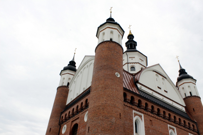 Z monasteru w Supraślu ekshumowano szczątki z grobu arcybiskupa Mirona