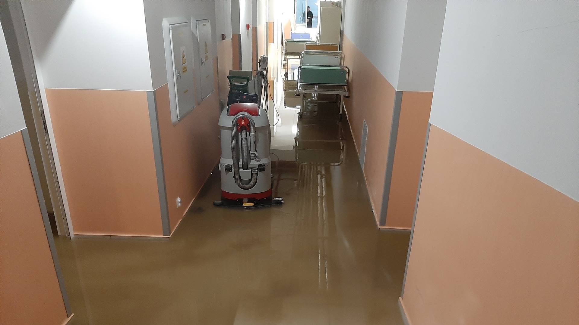 W szpitalu w Wysokiem Mazowieckiem trwa osuszanie pomieszczeń