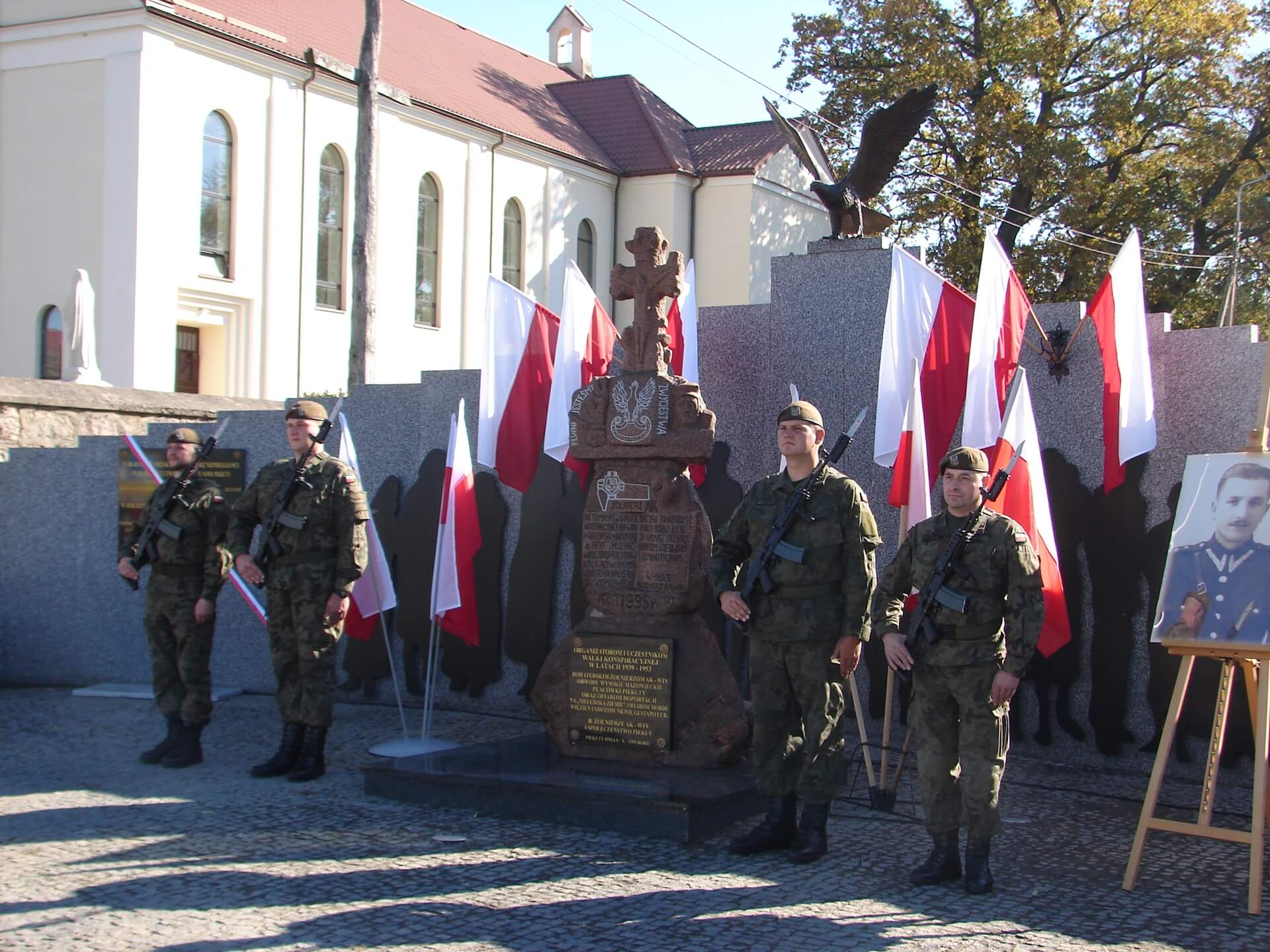 W Nowych Piekutach odsłonięto pomnik poświęcony AK i kpt. Kazimierzowi Kamieńskiemu