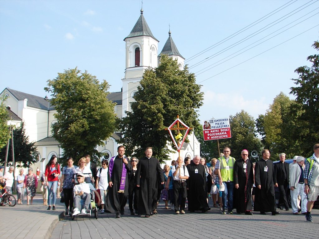 Pielgrzymi z Zambrowa wyruszyli do sanktuarium w Hodyszewie