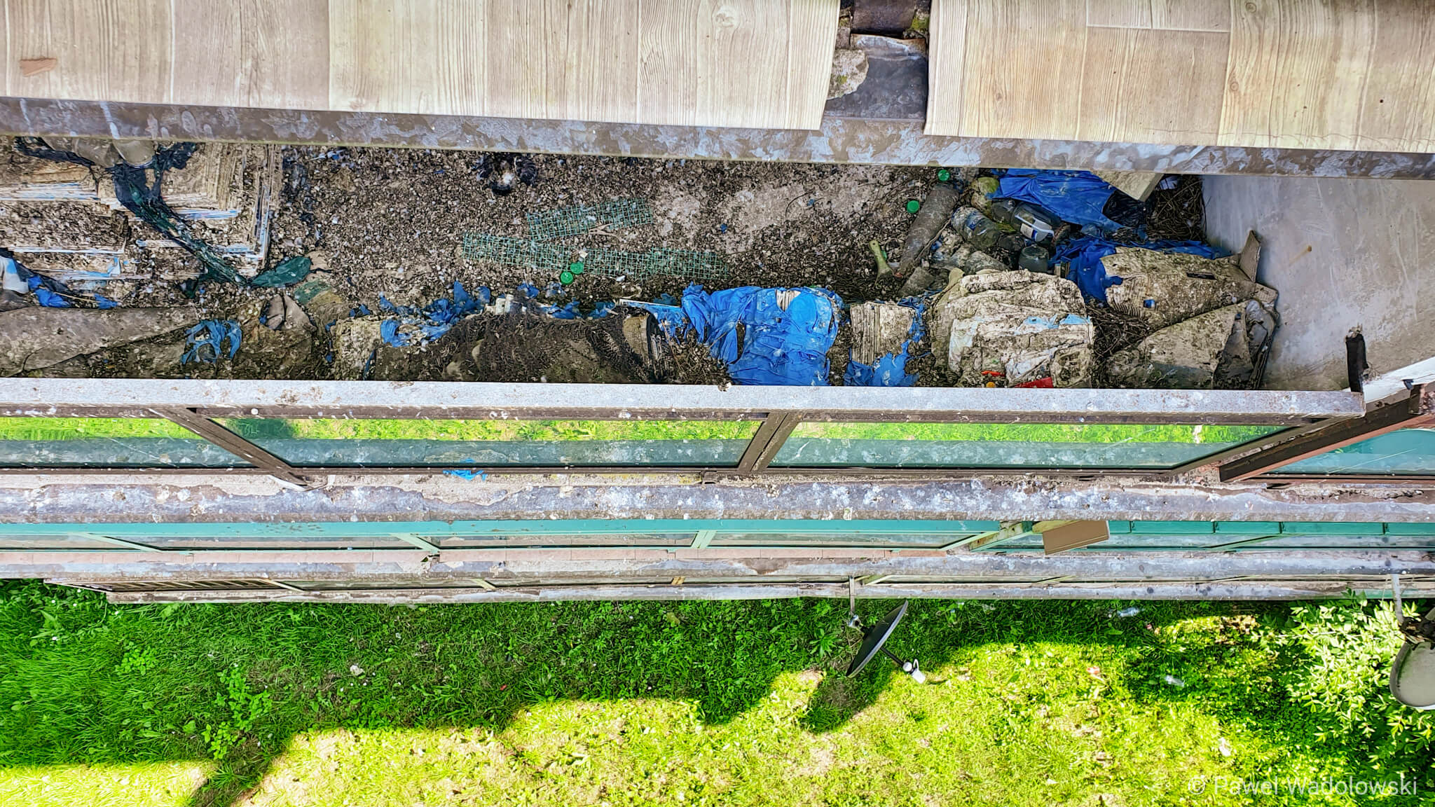 Mieszkańcy skarżą się na uciążliwą sąsiadkę – od lat gromadzi śmieci na balkonie