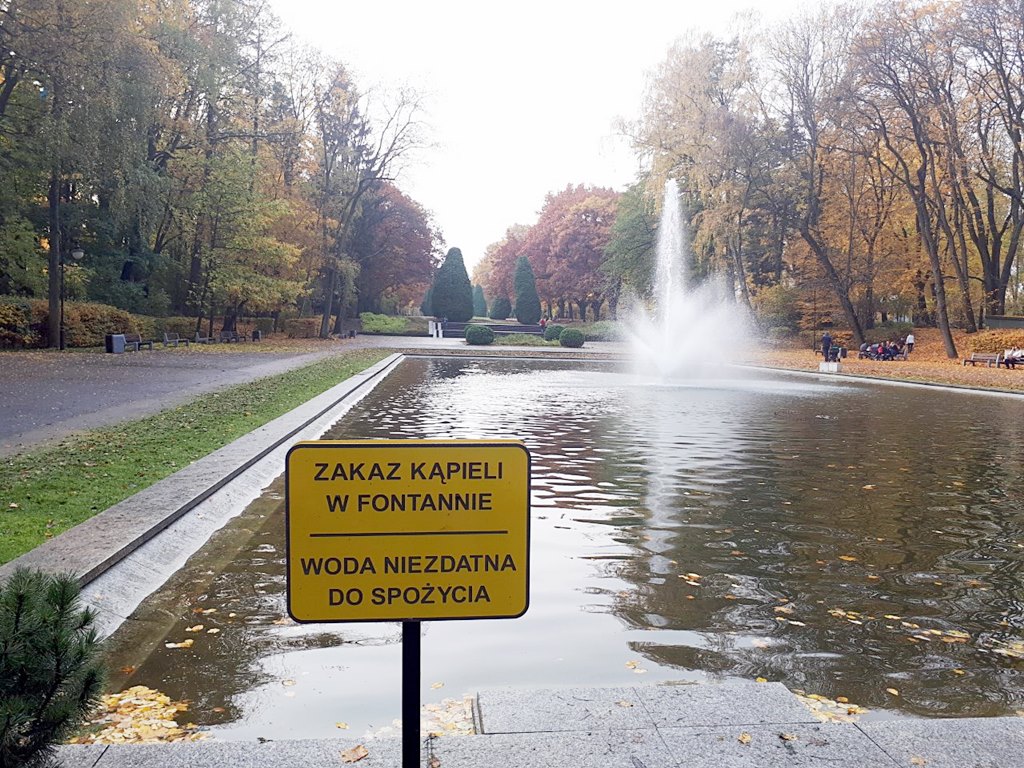Tabliczki przy białostockich fontannach informują o zakazie kąpieli i picia wody