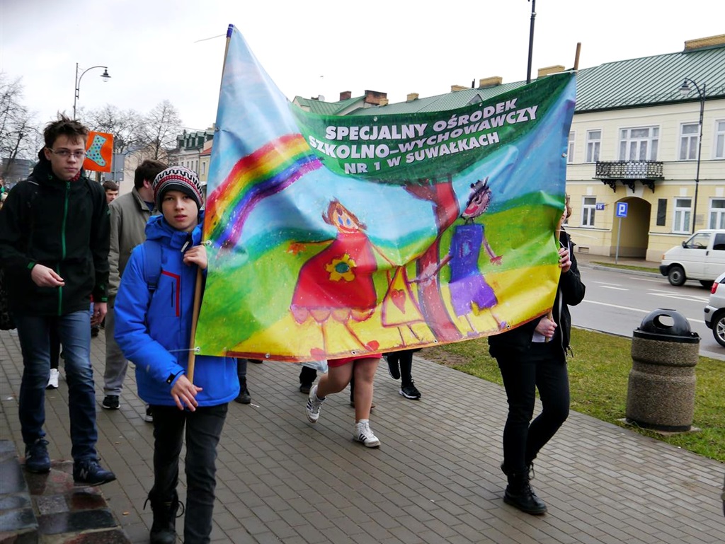 Marsz, kolorowe skarpetki i wspólna zabawa. Dzień Zespołu Downa w Suwałkach