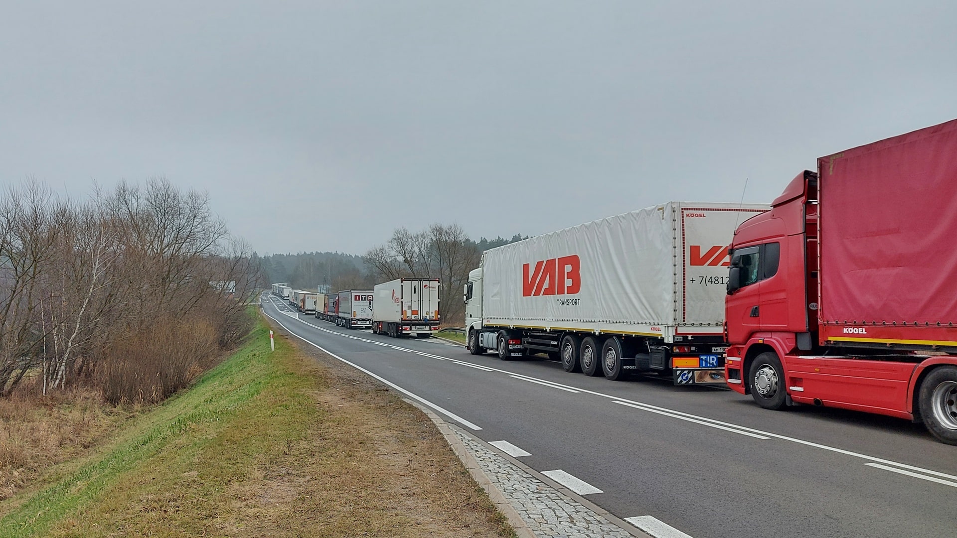 Półtorej doby oczekiwania w kolejce tirów przed Bobrownikami