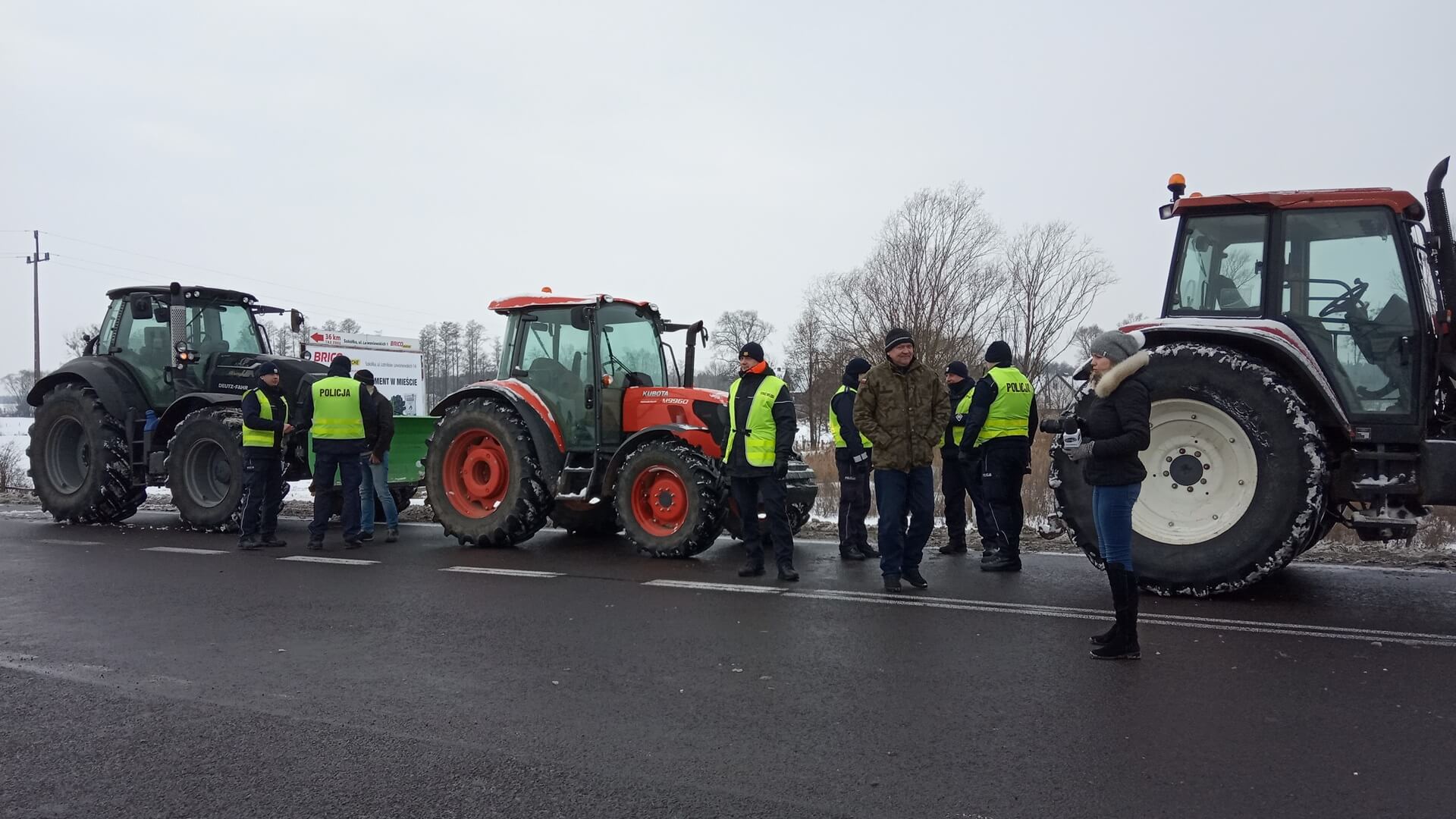 Policja chce ukarania grupy rolników, którzy blokowali DK8
