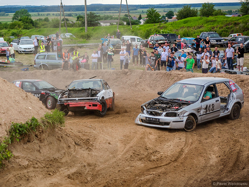 Im gorsze i starsze auto, tym lepiej - wyścigi wraków w Piątnicy [foto, video]