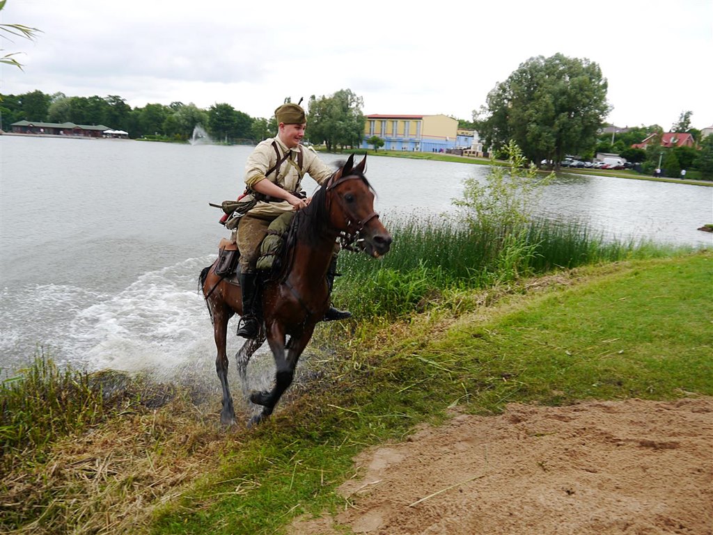 Musztra konna, wystawa militariów, a także rekonstrukcje historyczne – 17. Piknik Kawaleryjski w Suwałkach