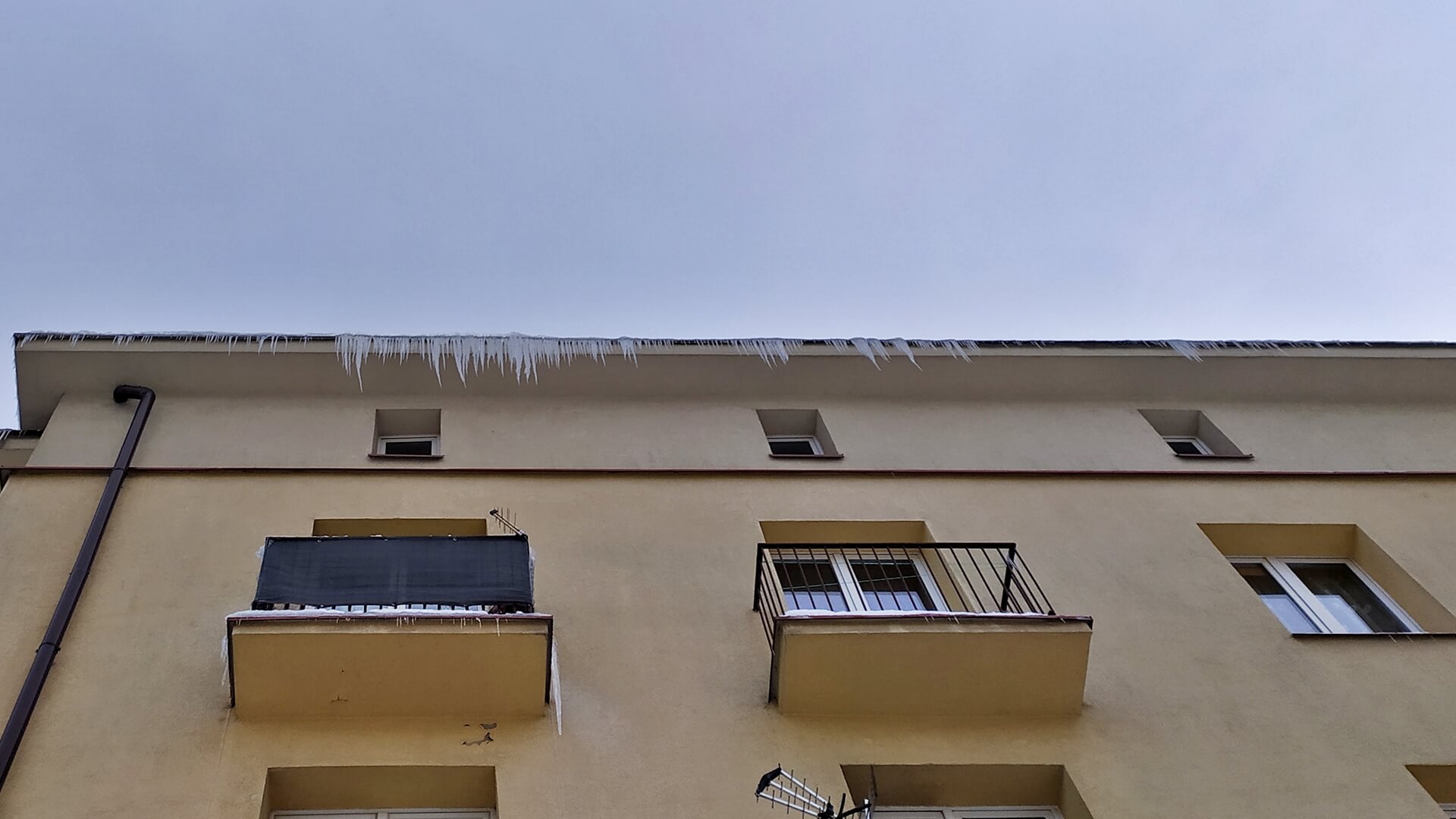 Duże sople zwisają z dachów budynków w Białymstoku - firmy nie nadążają z ich usuwaniem