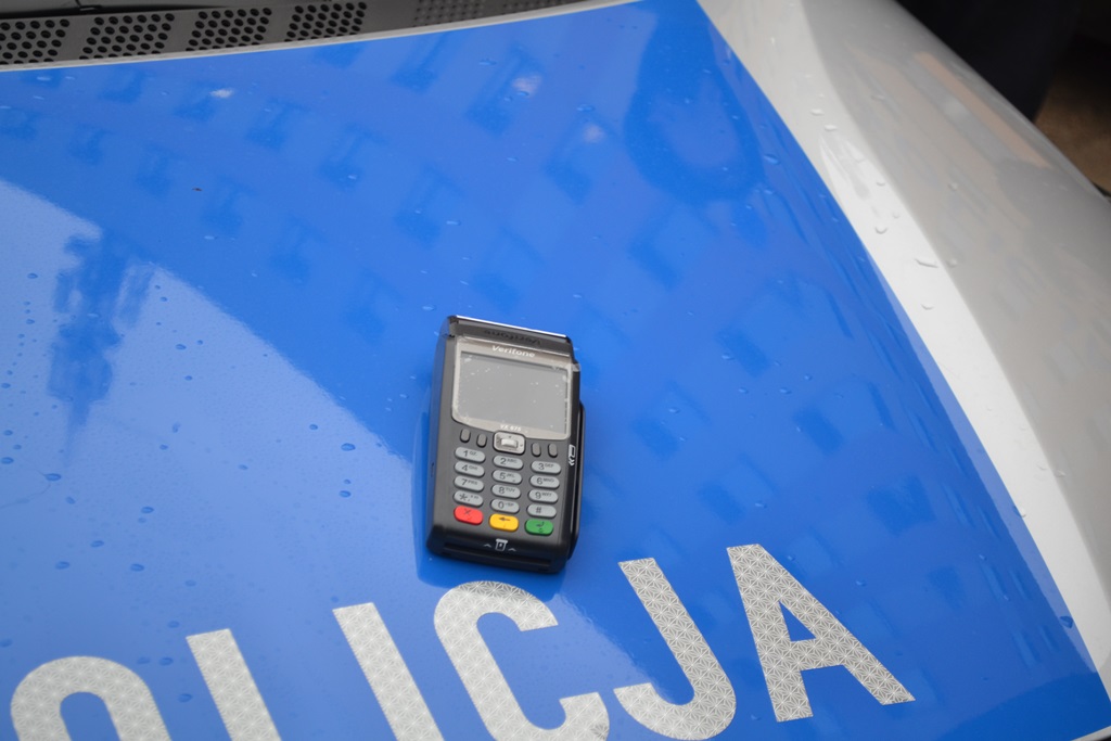 Kierowcy mogą już zapłacić za mandat kartą - w radiowozach są terminale płatnicze