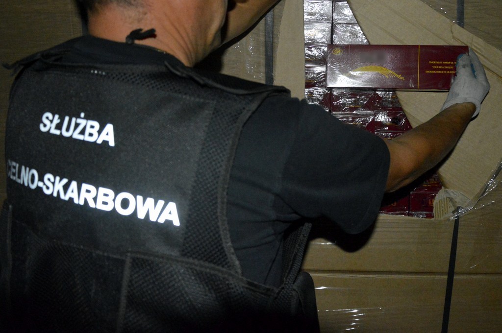 Augustów. Wykryto tysiące paczek nielegalnych papierosów