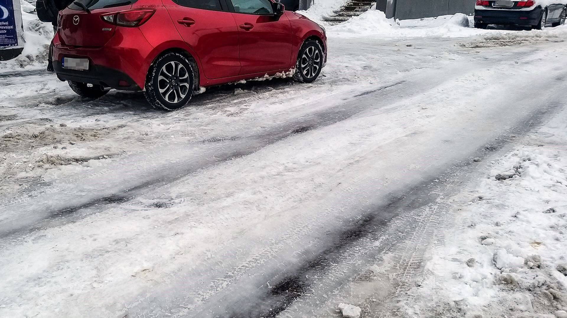 Trudne warunki drogowe w Podlaskiem. Będą kolejne kary za złe odśnieżanie Białegostoku [wideo]