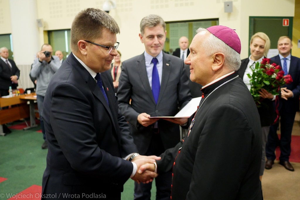 Abp Edward Ozorowski z honorową odznaką województwa