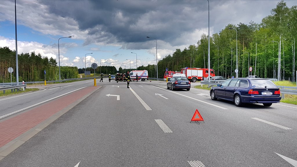 Wypadek przy wjeździe na obwodnicę Stawisk - jedna osoba ranna