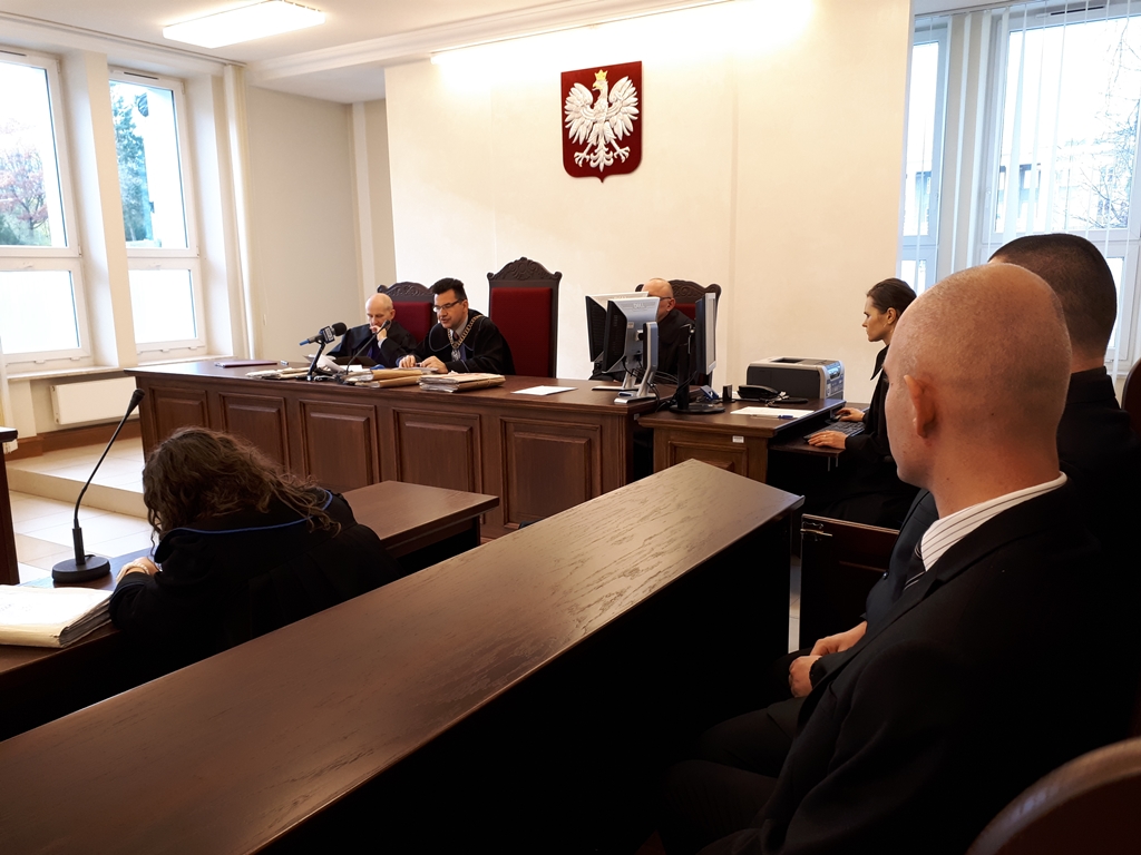 Białostoccy policjanci oskarżeni o pobicie zatrzymanego mężczyzny niewinni - sąd orzekł prawomocny wyrok