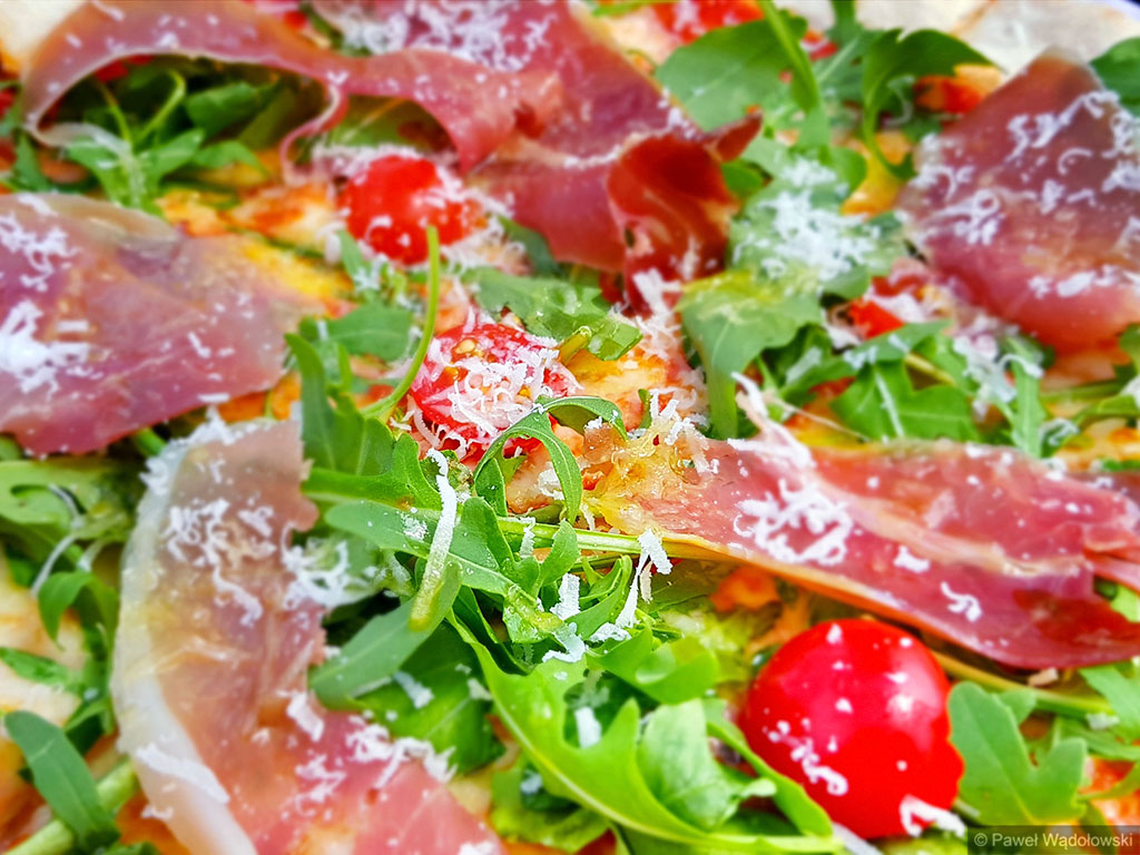 Od tradycyjnych hot-dogów po tajskie wrapy - do Łomży zjechały foodtrucki