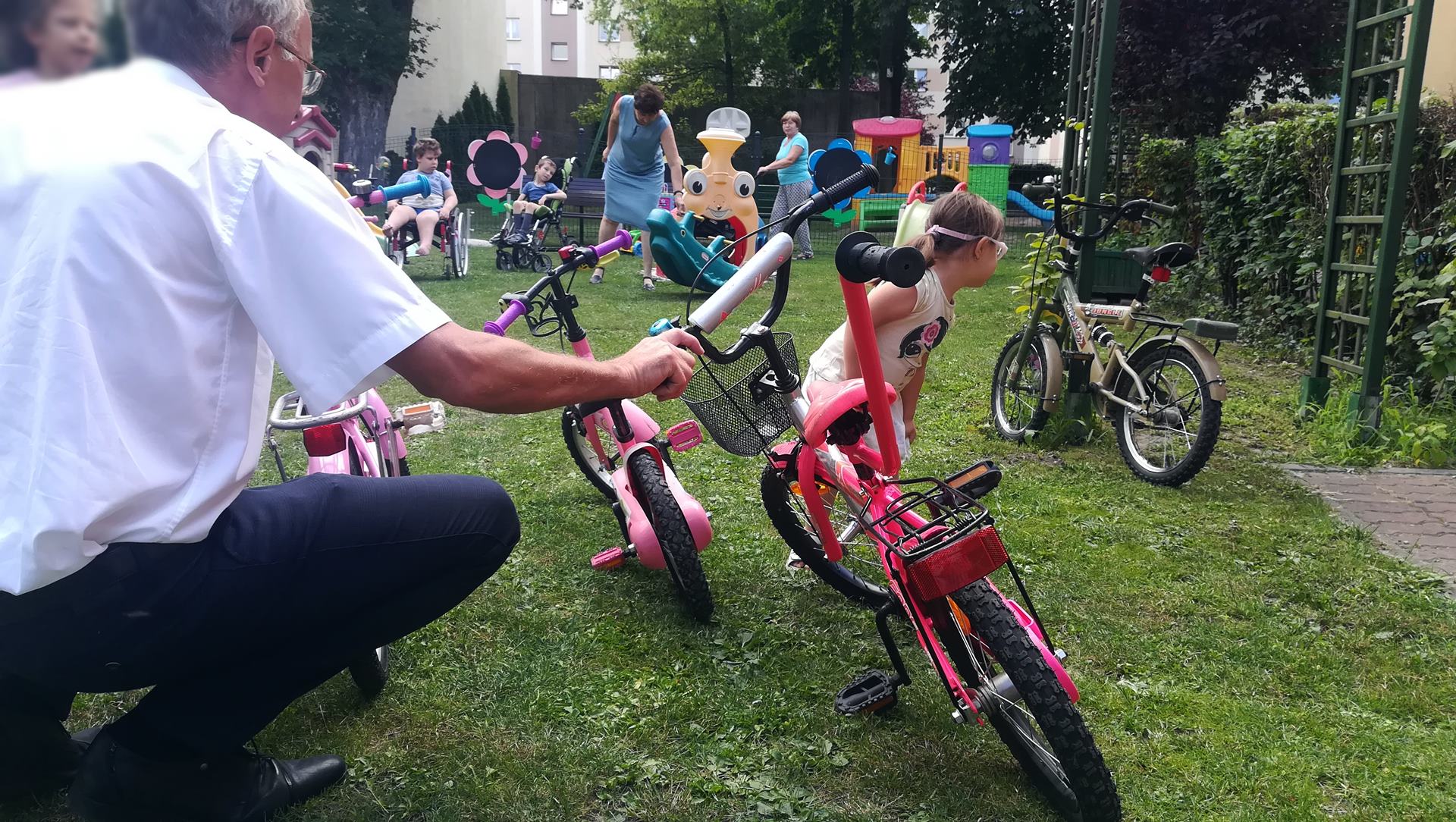 Więźniowie pomagają innym - tym razem naprawili dziecięce rowerki