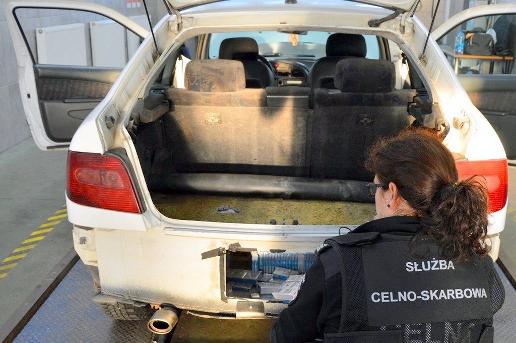Przechowywali w autach papierosy o wartości 70 tys. zł - celnicy zatrzymali ich w Kuźnicy