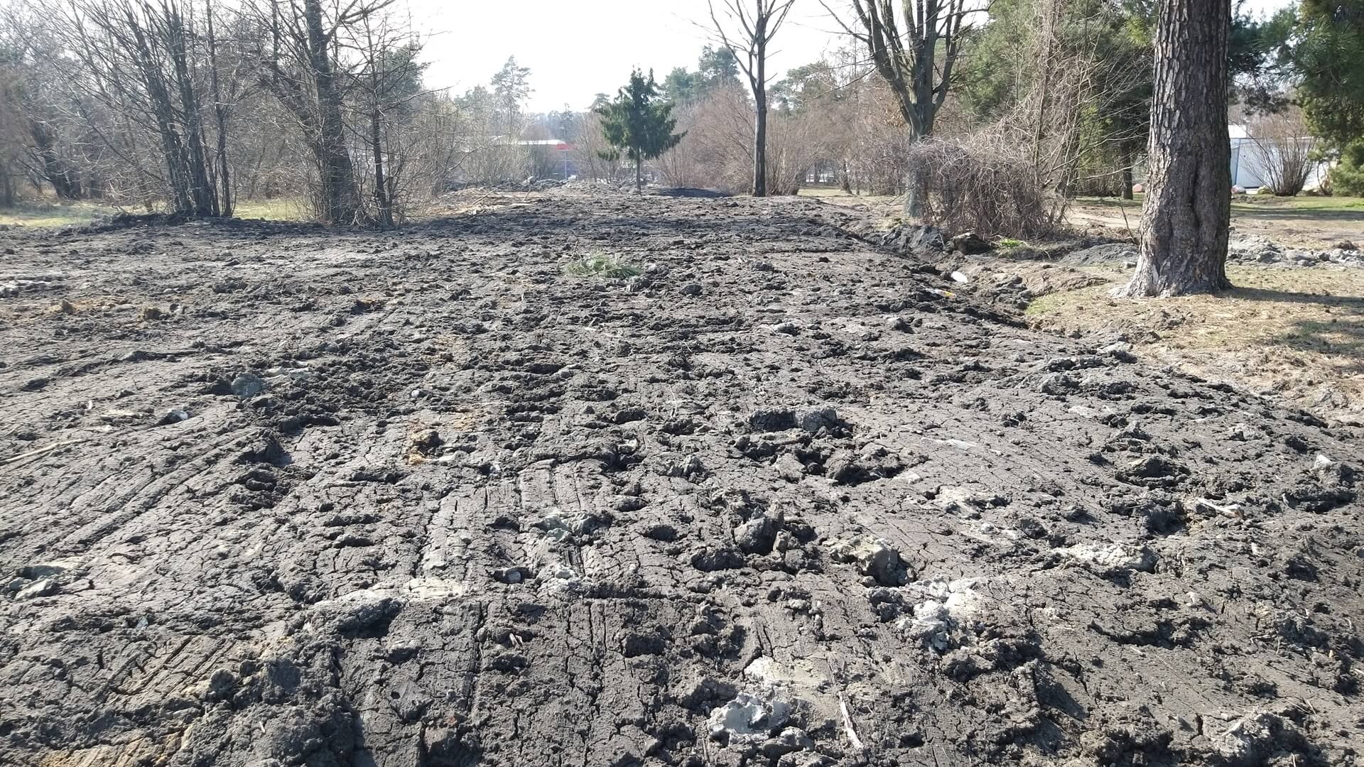 Na działkę przy ul. Kawaleryjskiej zwożone jest błoto - mieszkańcy okolic mają obawy