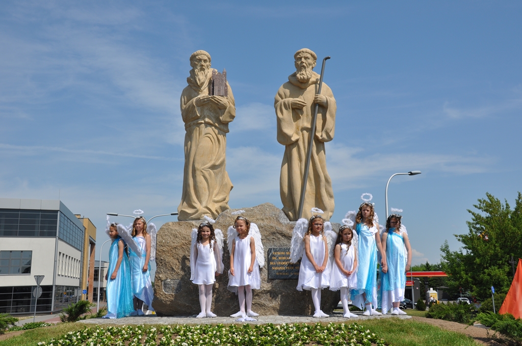 W Suwałkach odsłonięto rzeźby świętych patronów miasta