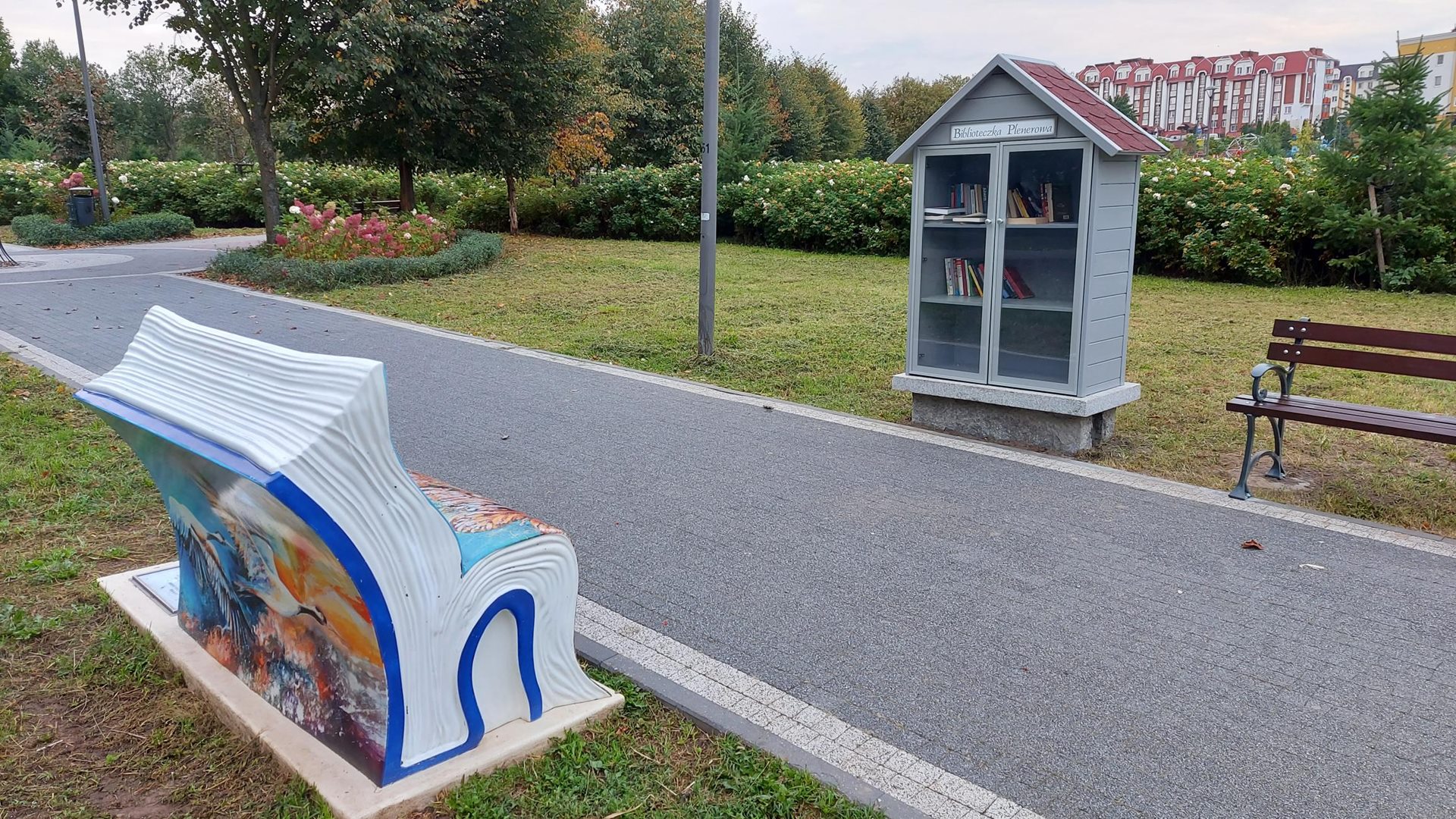 W Parku Jana Pawła II w Łomży stoi "Biblioteczka Publiczna"