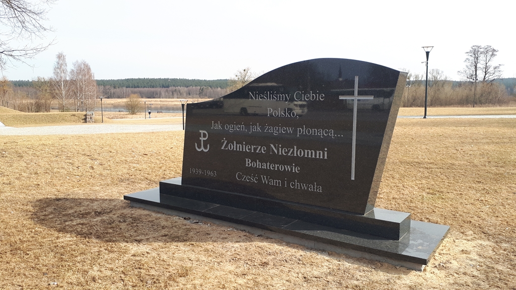 W Supraślu stoi pomnik poświęcony żołnierzom niezłomnym - sposób jego wykonania wzbudza emocje