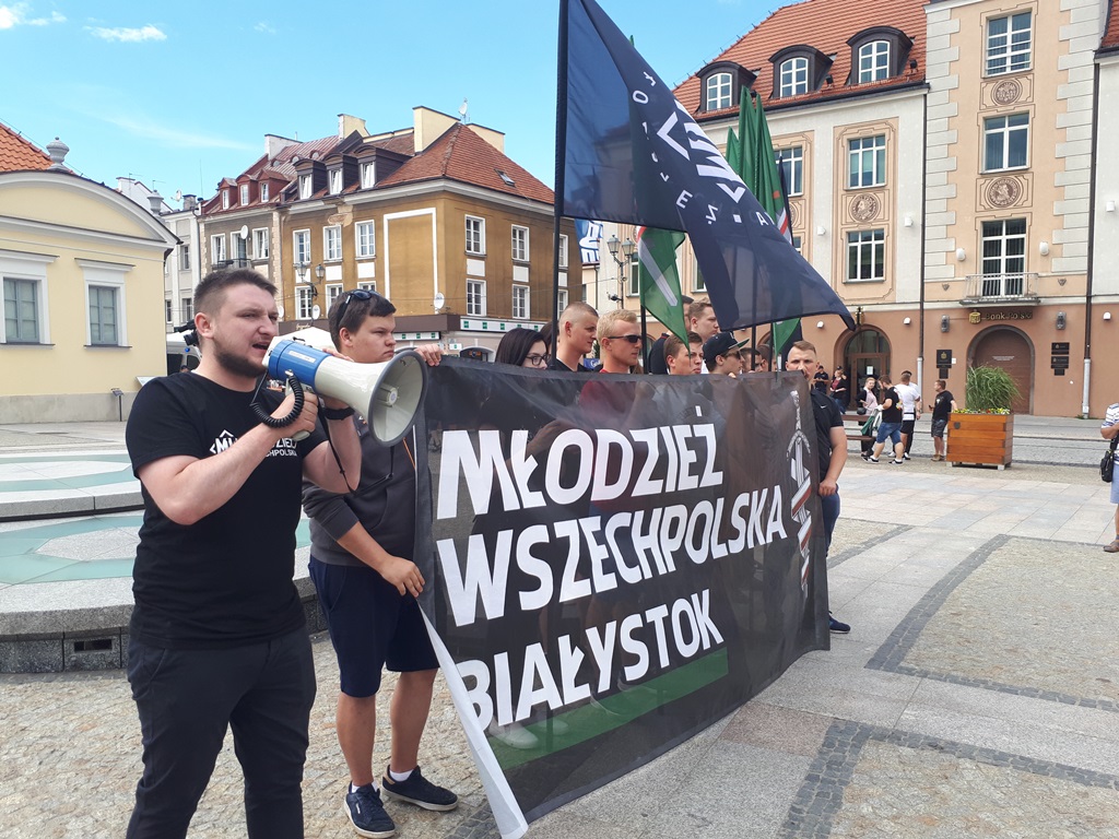 Kilkanaście osób na pikiecie w Białymstoku przeciwko przyjmowaniu migrantów