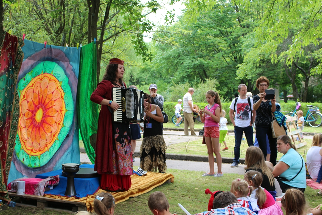 Improwizowane spektakle, przejazd Limuzyną Króla Juliana i baśniowa gra - II Festiwal Bajek w Hajnówce