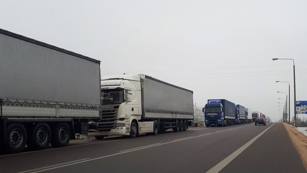 Wydłużają się kolejki ciężarówek do granicy z Białorusią - utworzono strefy buforowe