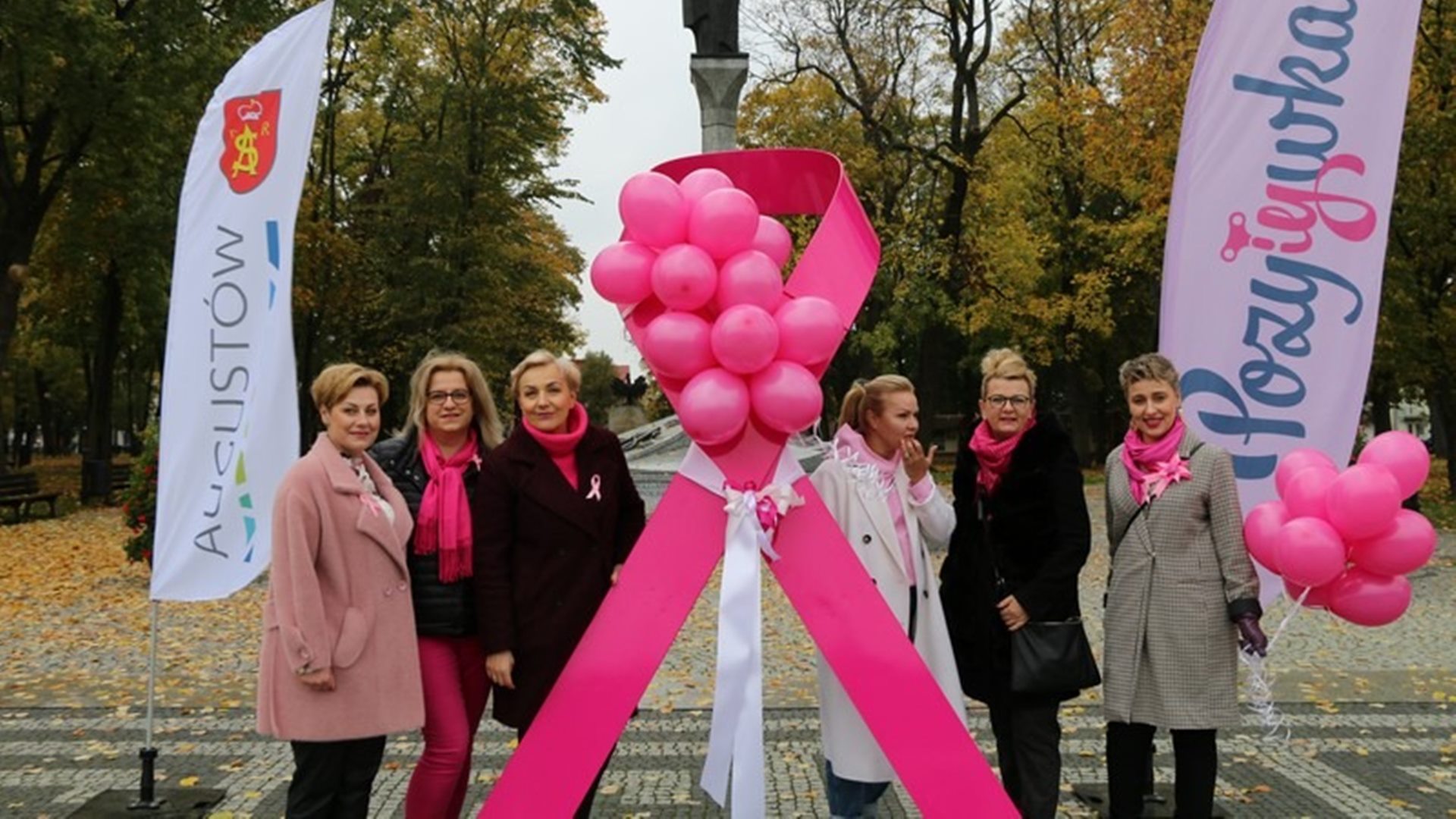 W Augustowie stoi różowa wstążka - ma przypominać mieszkańcom o badaniu się