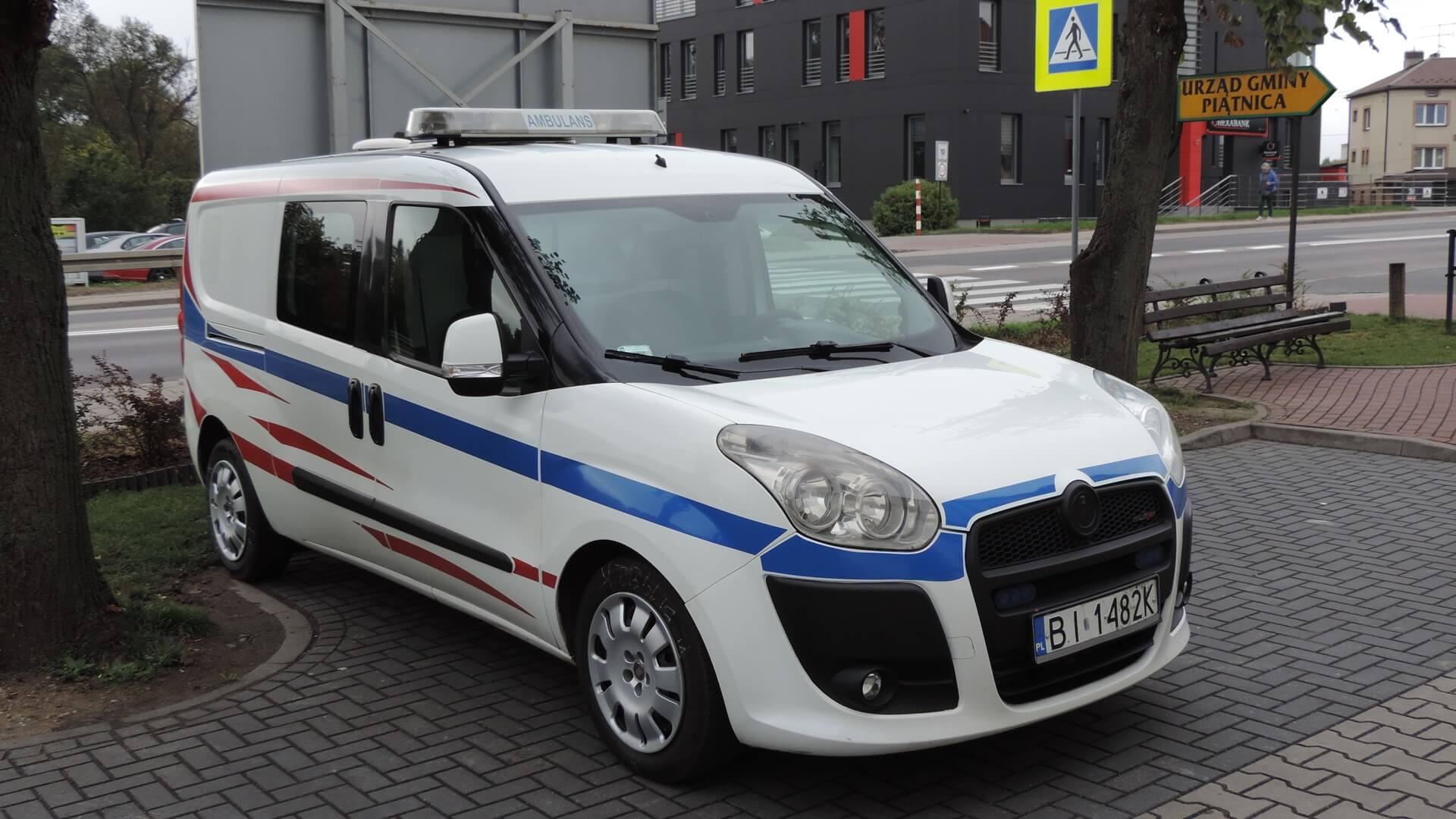 Gmina Piątnica otrzymała ambulans do przewożenia mieszkańców