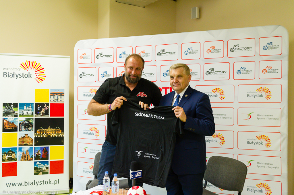 Najmłodsi białostoczanie mogli porozmawiać i potrenować z piłkarzem ręcznym - Arturem Siódmiakiem