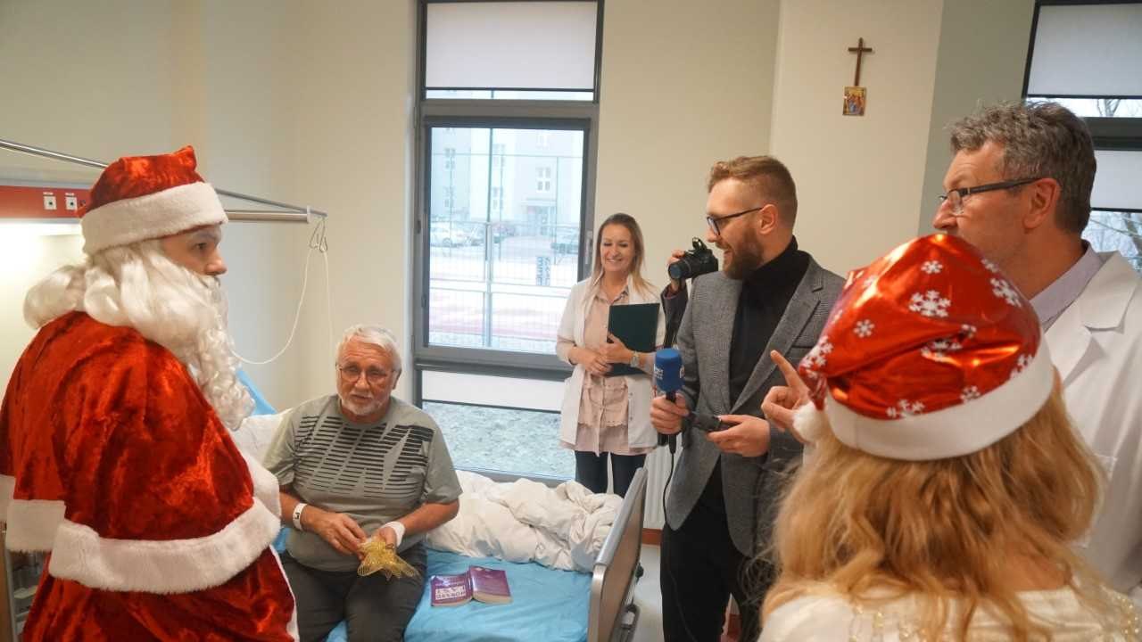 Święty Mikołaj odwiedził pacjentów Białostockiego Centrum Onkologii