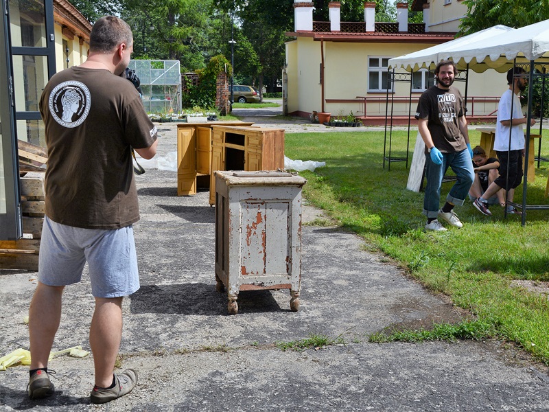 Studenci odrestaurowali zabytki w Muzeum Rolnictwa w Ciechanowcu