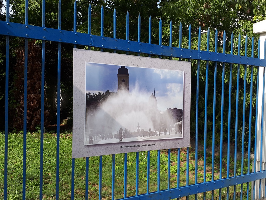Wystawa zdjęć na ogrodzeniu siedziby Wodociągów Białostockich
