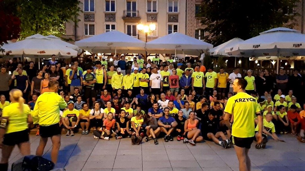 Ponad 170 biegaczy "Pędziło po nocy" po Białymstoku