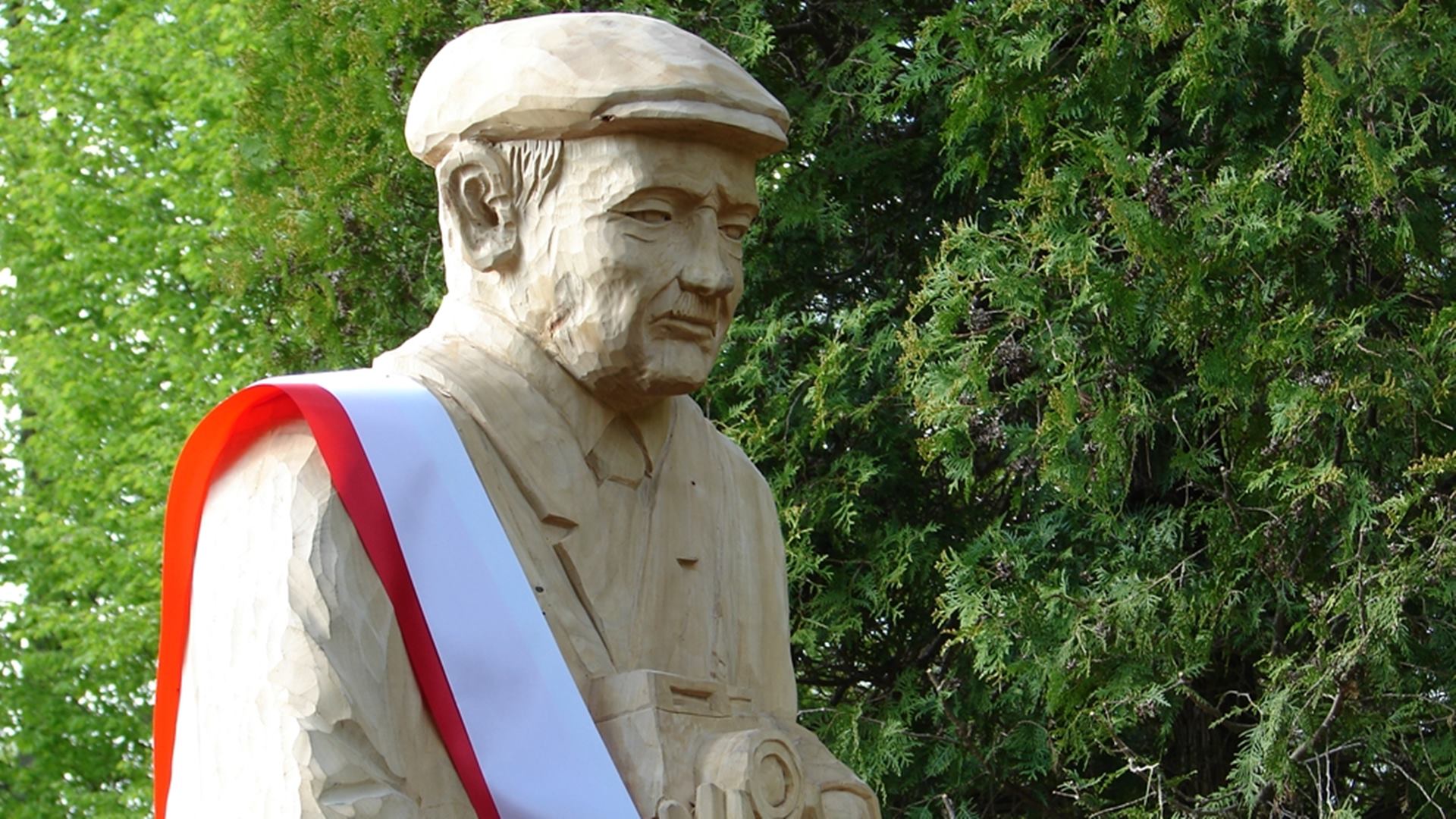 Pomniki Adama Chętnika i jego żon na 90-lecie skansenu kurpiowskiego