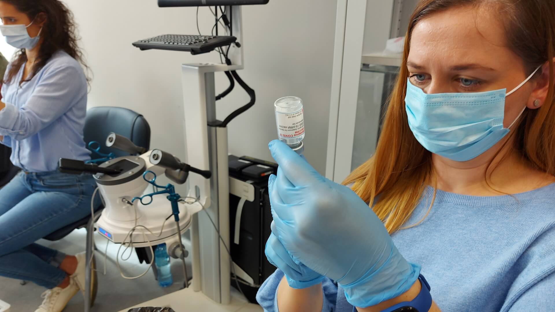 Białostoccy farmaceuci, diagności i fizjoterapeuci uczą się podawać szczepionki [zdjęcia, wideo]