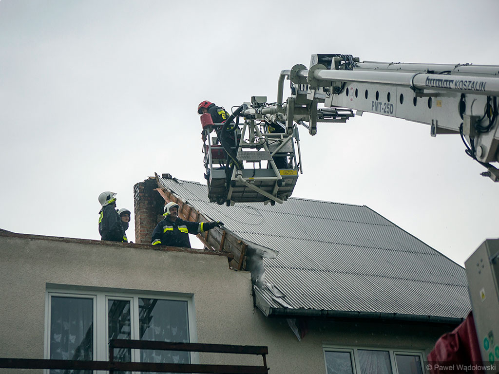 Zerwane dachy, połamane drzewa, około 3 tysięcy gospodarstw w Podlaskiem wciąż bez prądu po nawałnicy [zdjęcia, video]