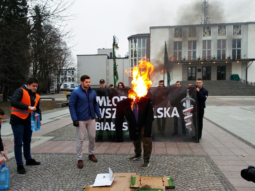 Młodzież Wszechpolska spaliła kukłę Ryszarda Petru w Białymstoku