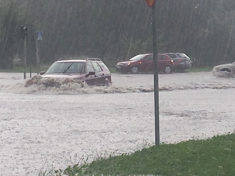 Opady deszczu i silny wiatr w Podlaskiem - 3,5 tys. odbiorców nie ma prądu