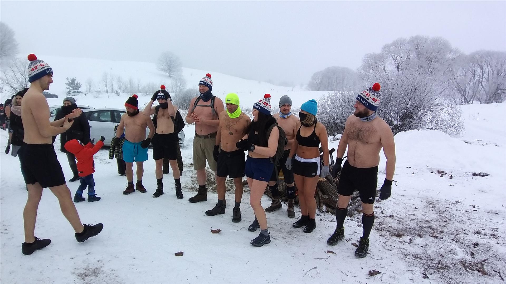 W szortach i strojach kąpielowych 17 śmiałków wyruszyło na Zamkową Górę