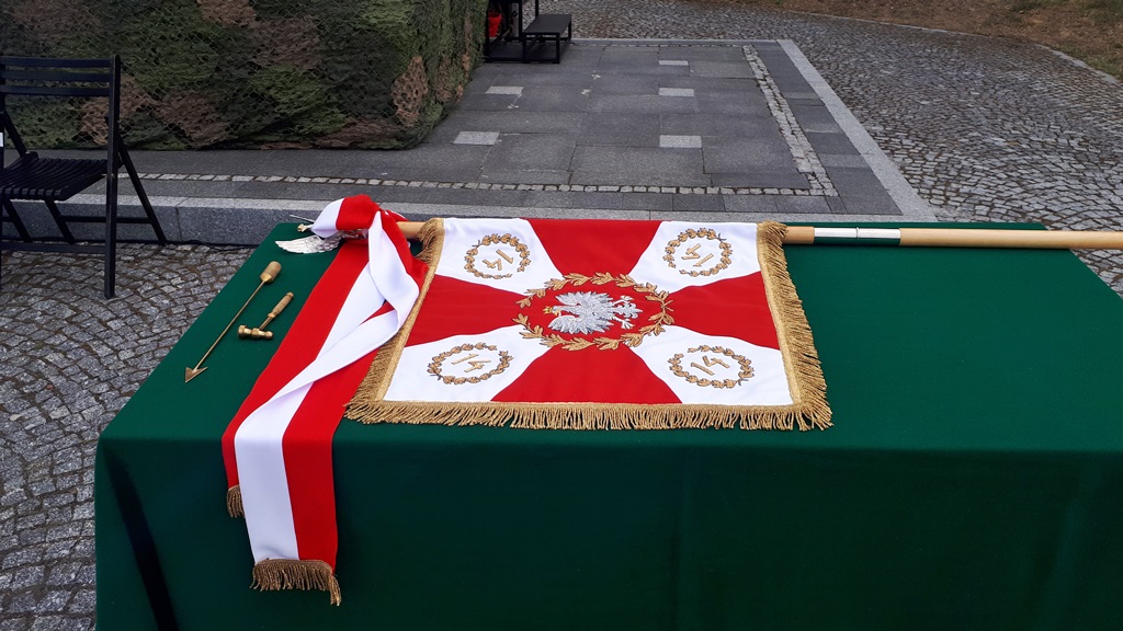 Rekonstruktorzy z Grupy im. Brygady Kawalerii Plis odtworzyli spalony 79 lat temu sztandar