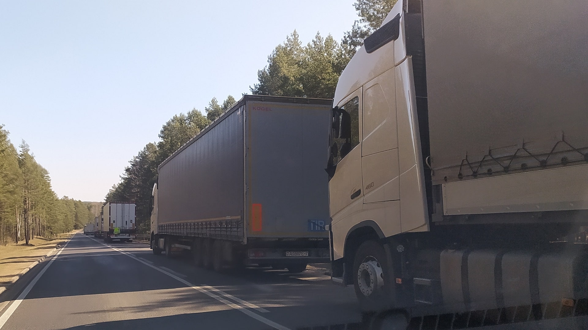 Kolejki ciężarówek przed przejściem w Bobrownikach