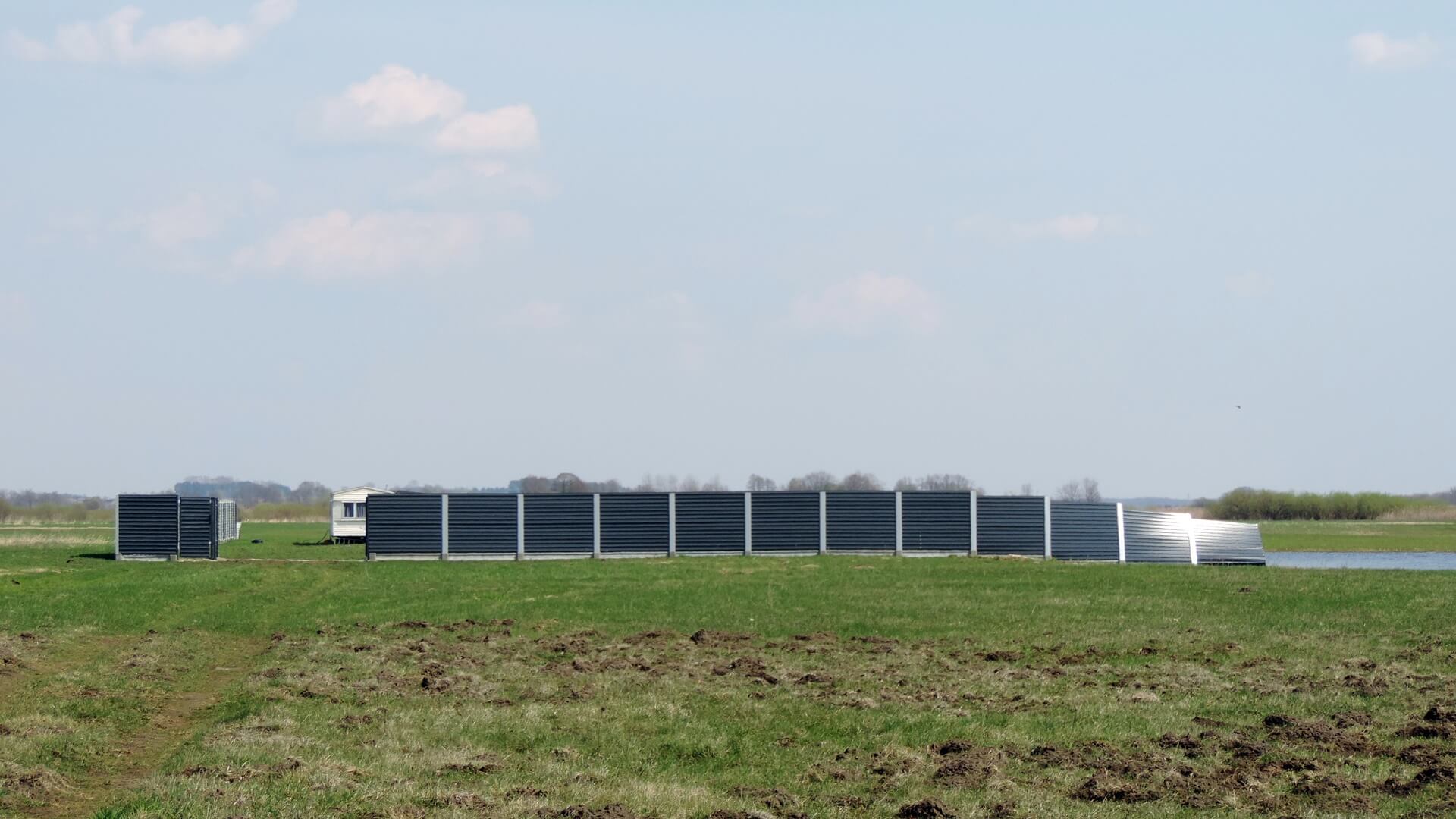 Przy starorzeczu Narwi w obrębie wsi Pniewo pojawiła się zabudowa - według przyrodników to samowola budowlana