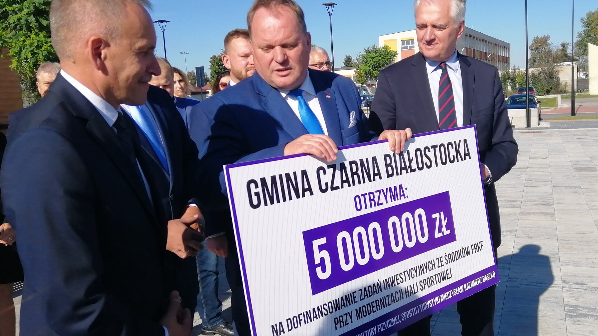 W Czarnej Białostockiej powstanie hala sportowa - symboliczny czek przekazał wicepremier Jarosław Gowin